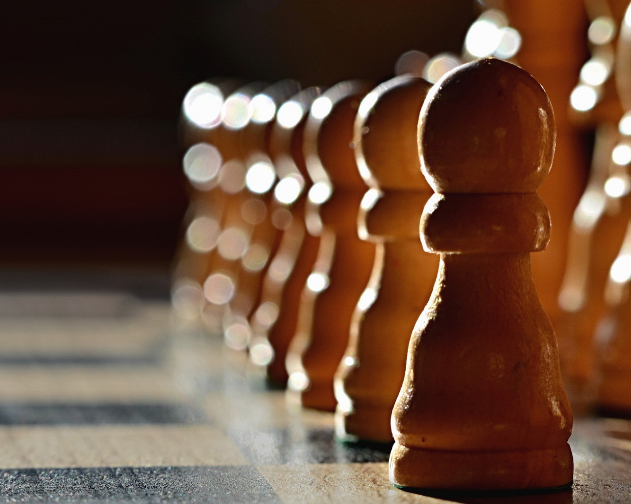 Шахматные фигуры на доске