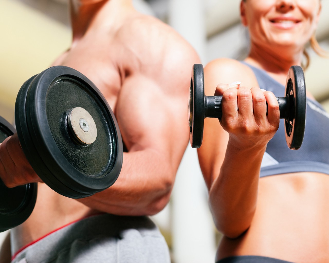 Пара занимается фитнесом