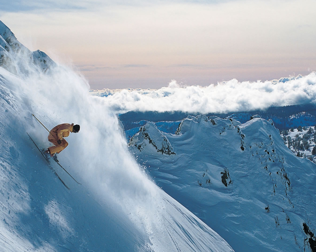 Скоростной спуск с горы на лыжах