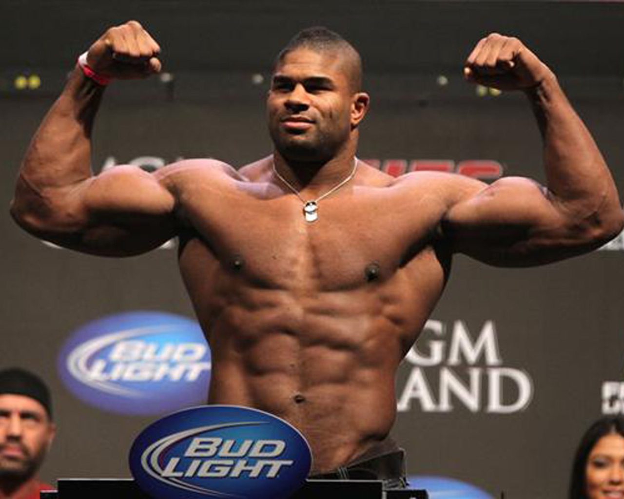 Известный боец Алистер Оверим