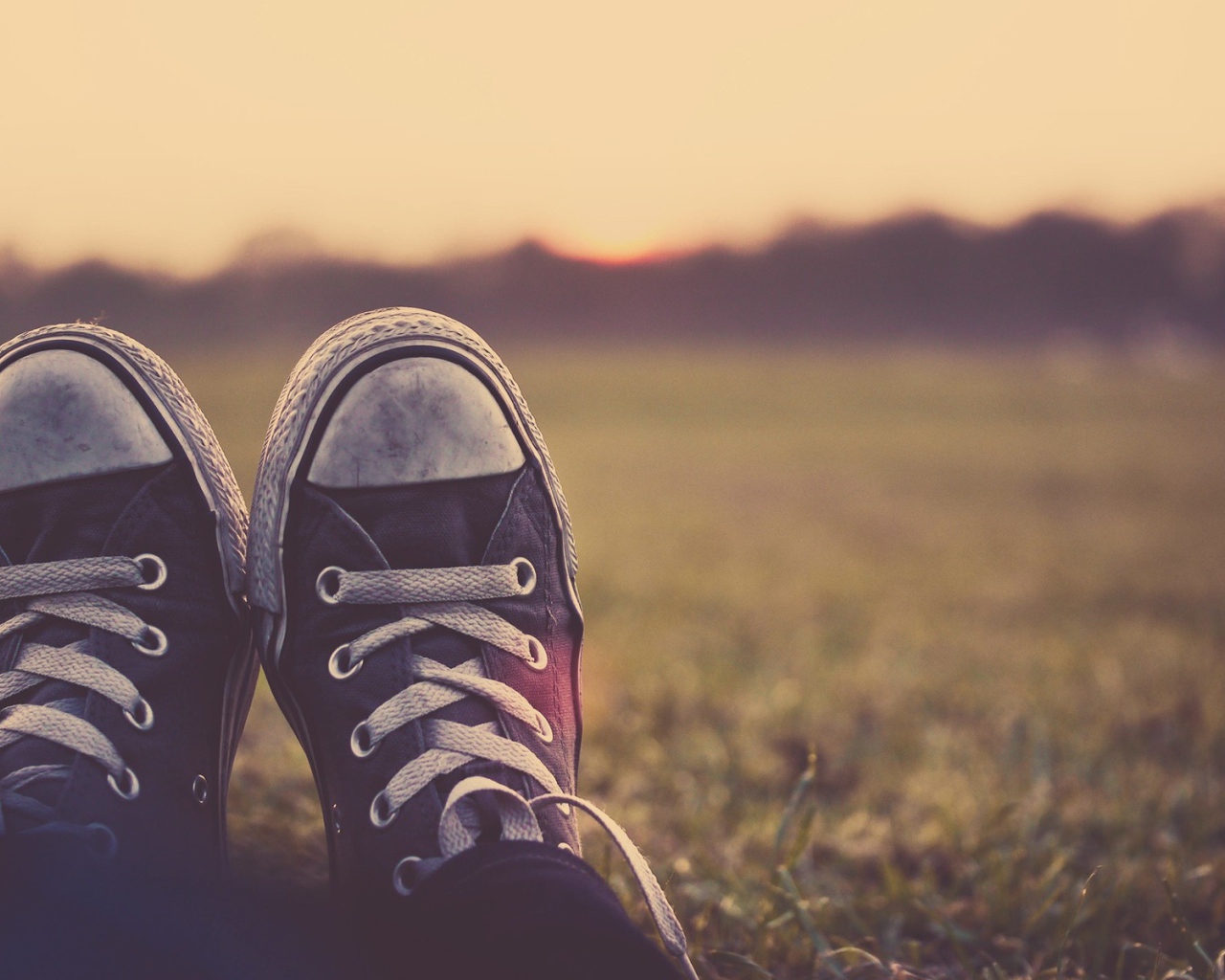 В кедах на фоне заката