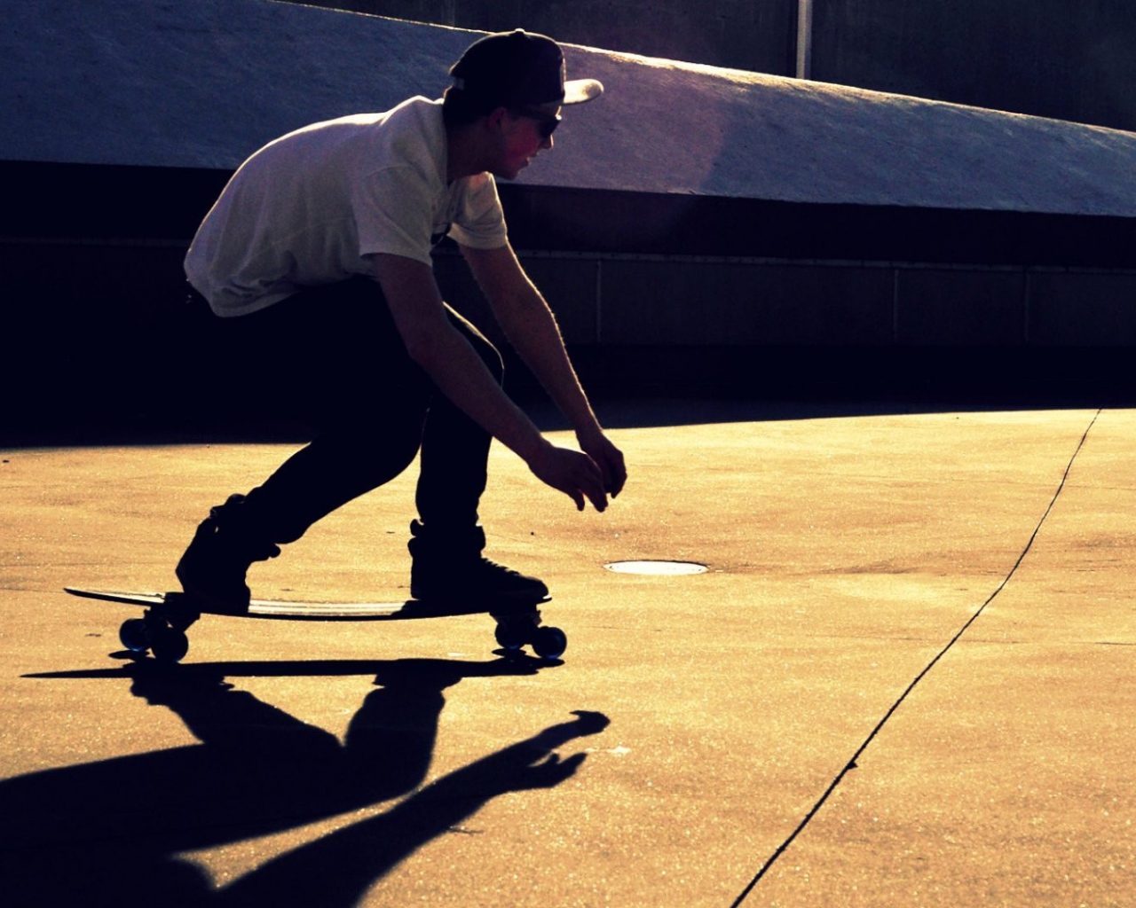 Человек катается на скейте