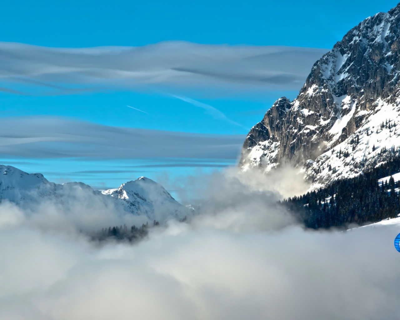 Парашютист в горах