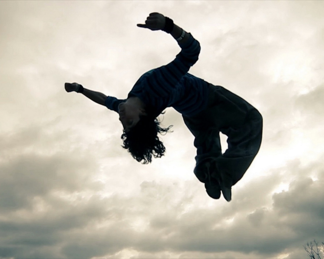 Паркурщик на фоне неба