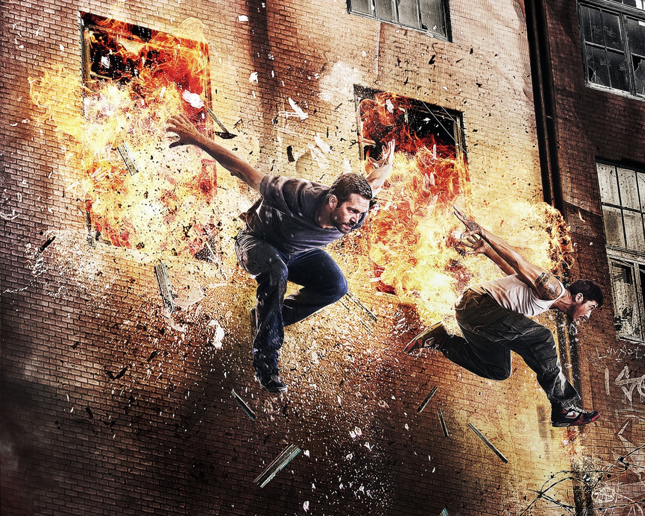 Паркурщики на фоне взрыва