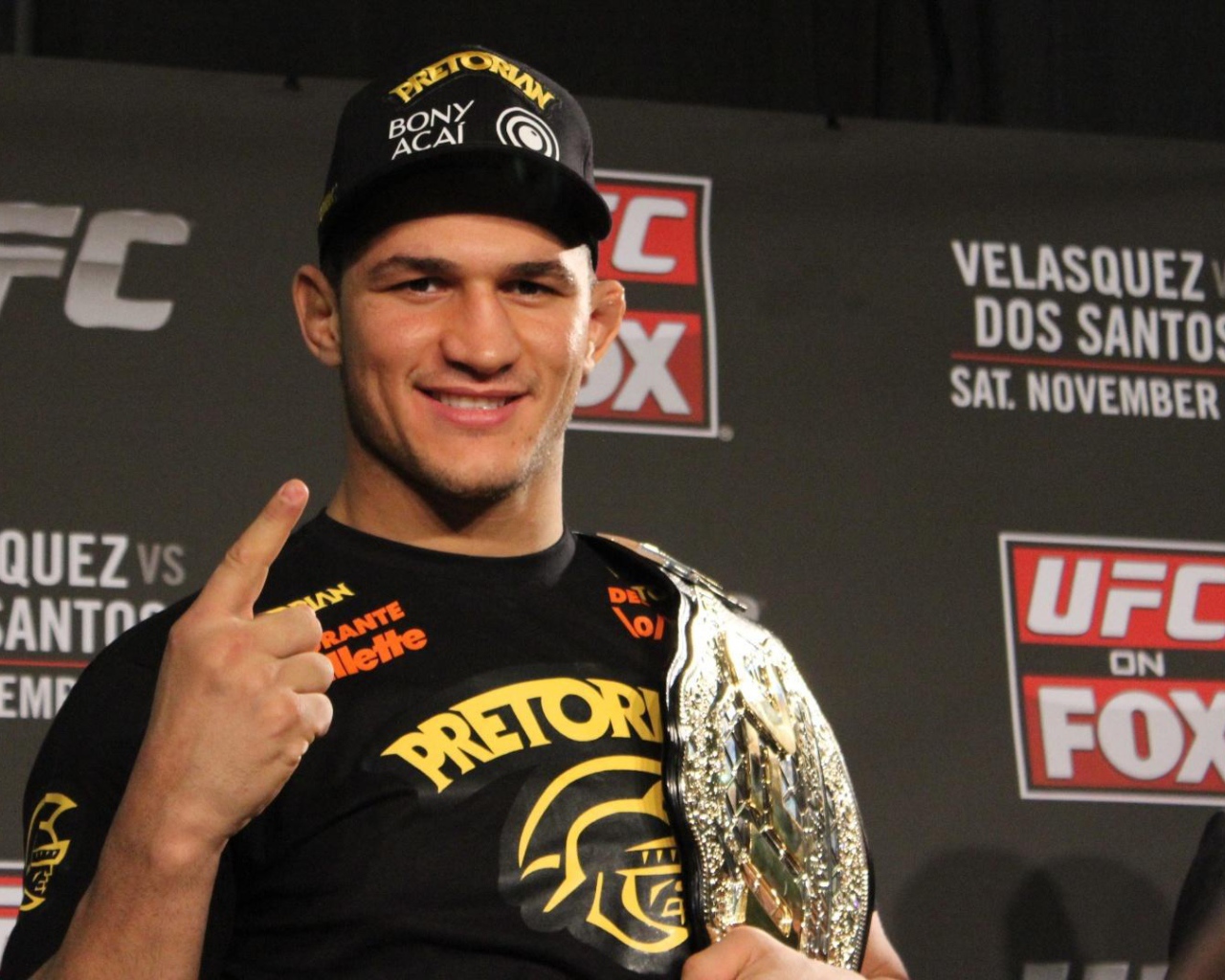 Популярный UFC боец Джуниор Дос Сантос