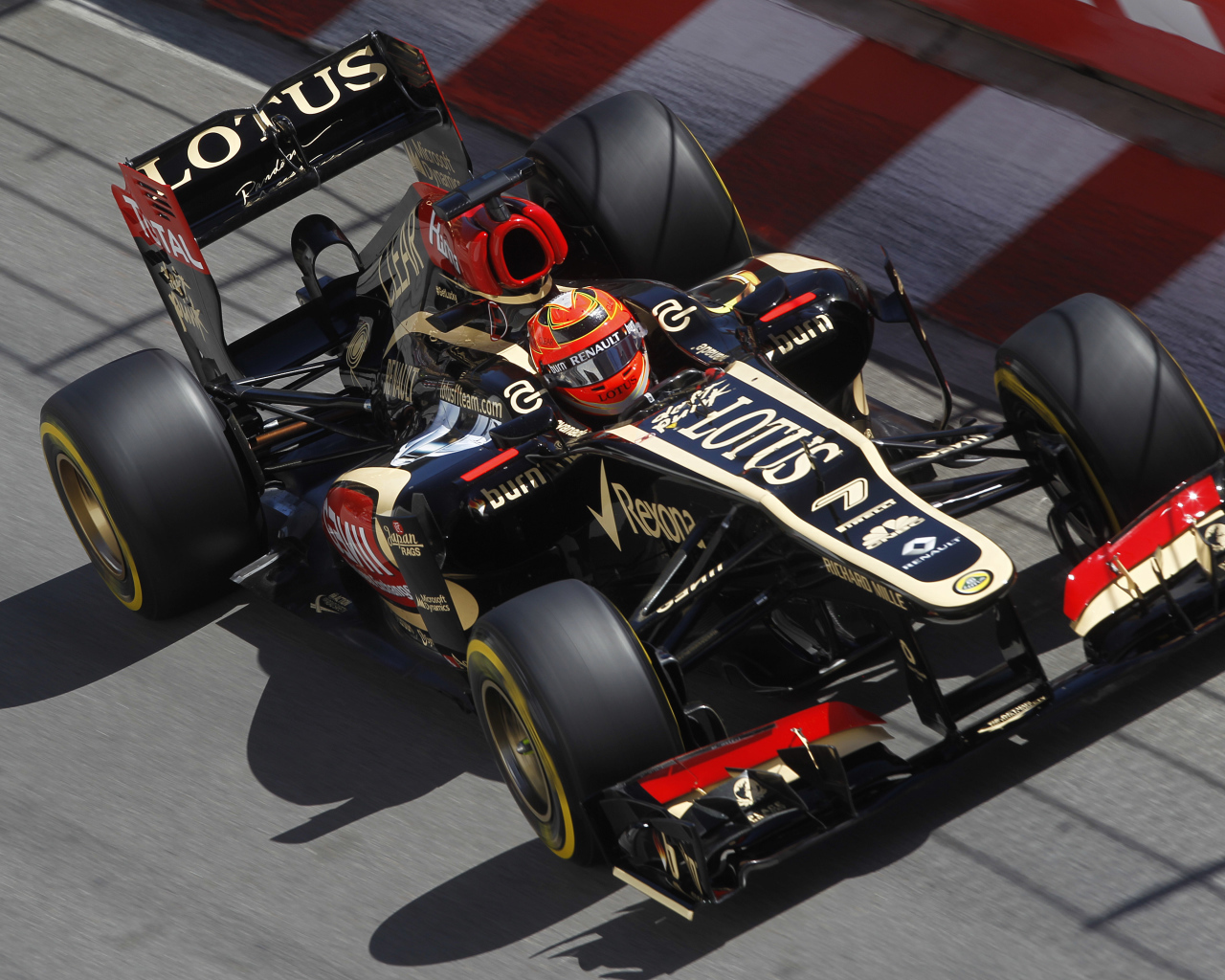 Гонщик на скоростной трассе