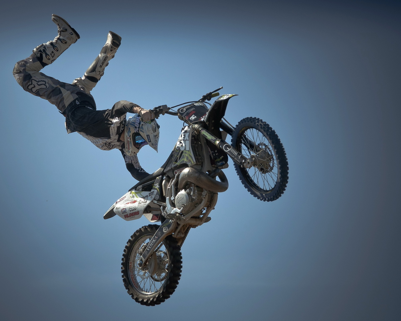 Рискованный прыжок с мотоциклом