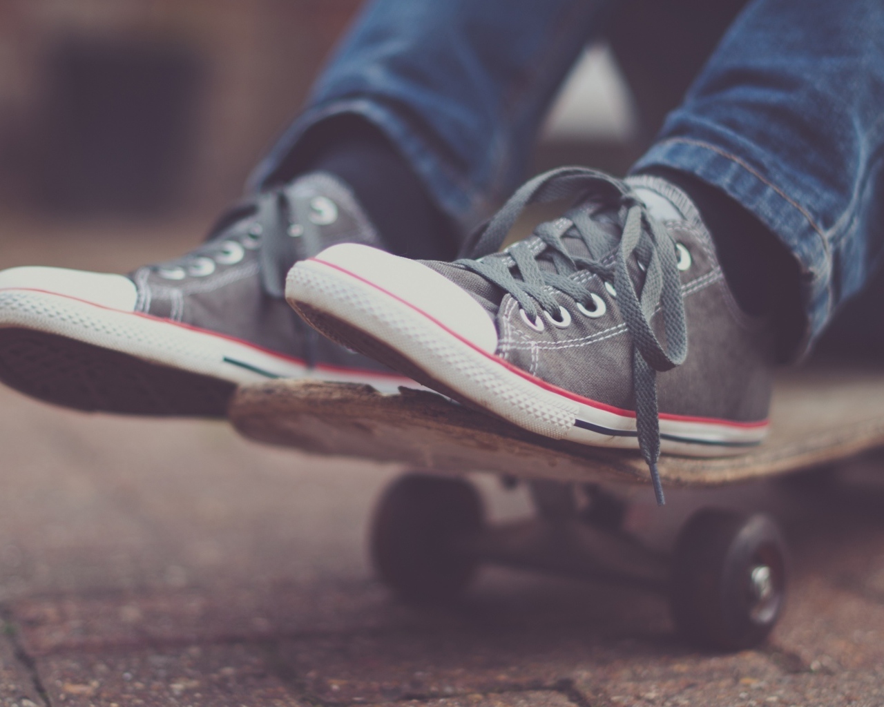 Скейтер в кедах