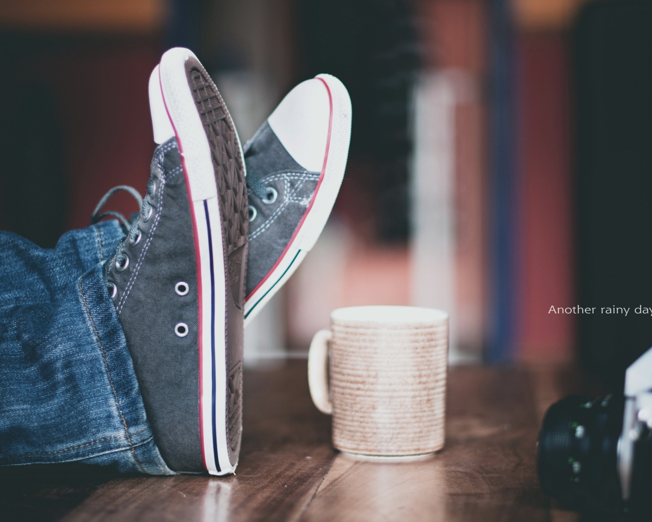 Кеды и чашка на столе