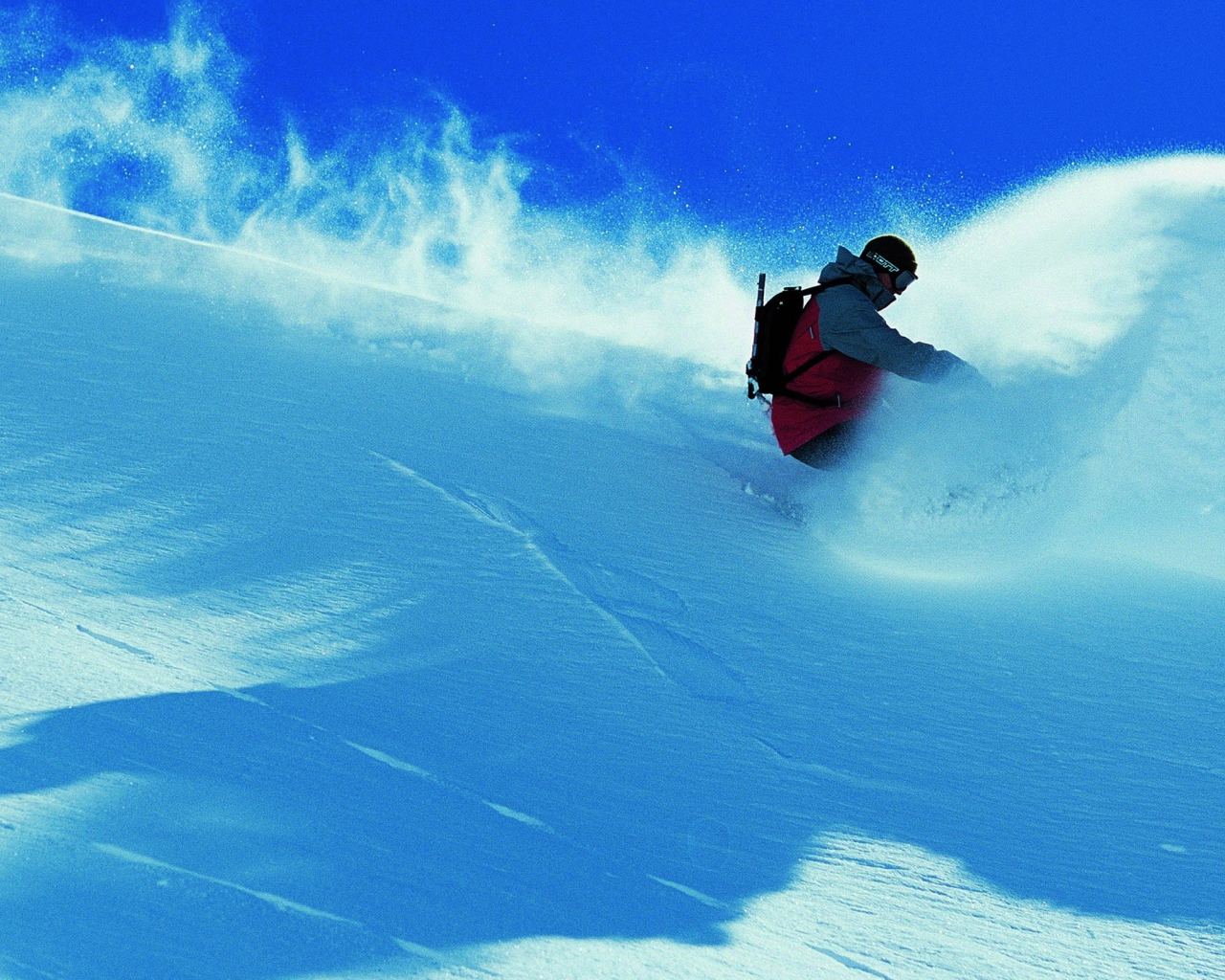 Сноубордист на спуске