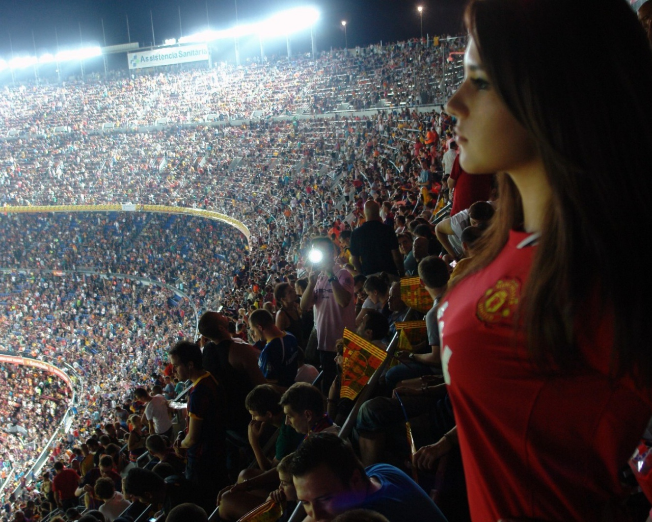 супер заполненный стадион