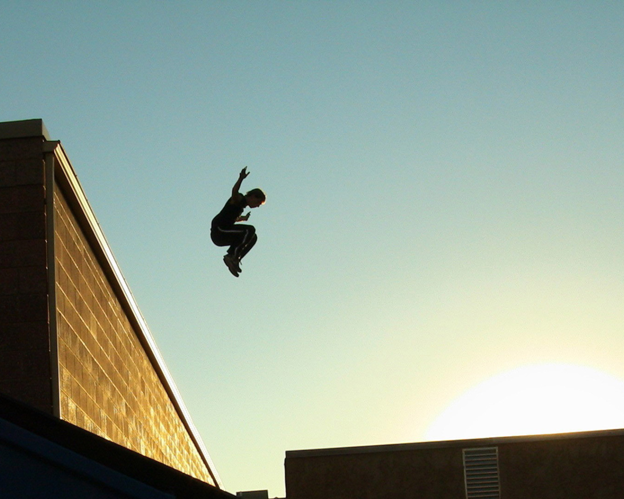 Прыжок с крыши в паркуре