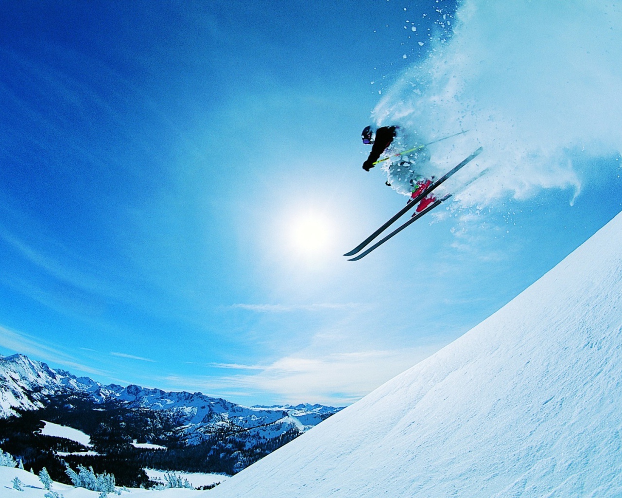 Лыжник в прыжке с горы