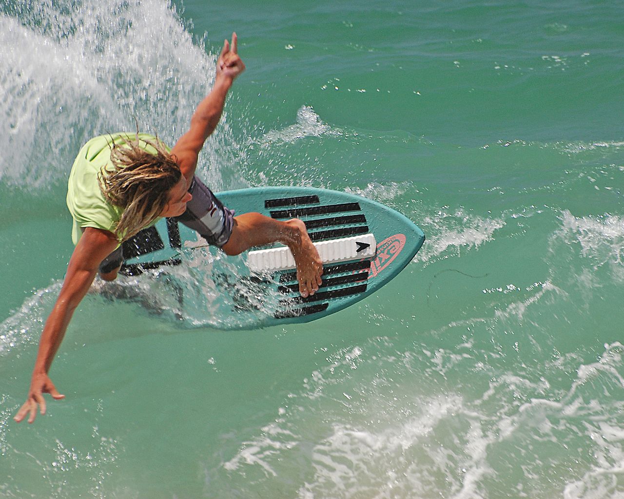 Катание по волнам на доске