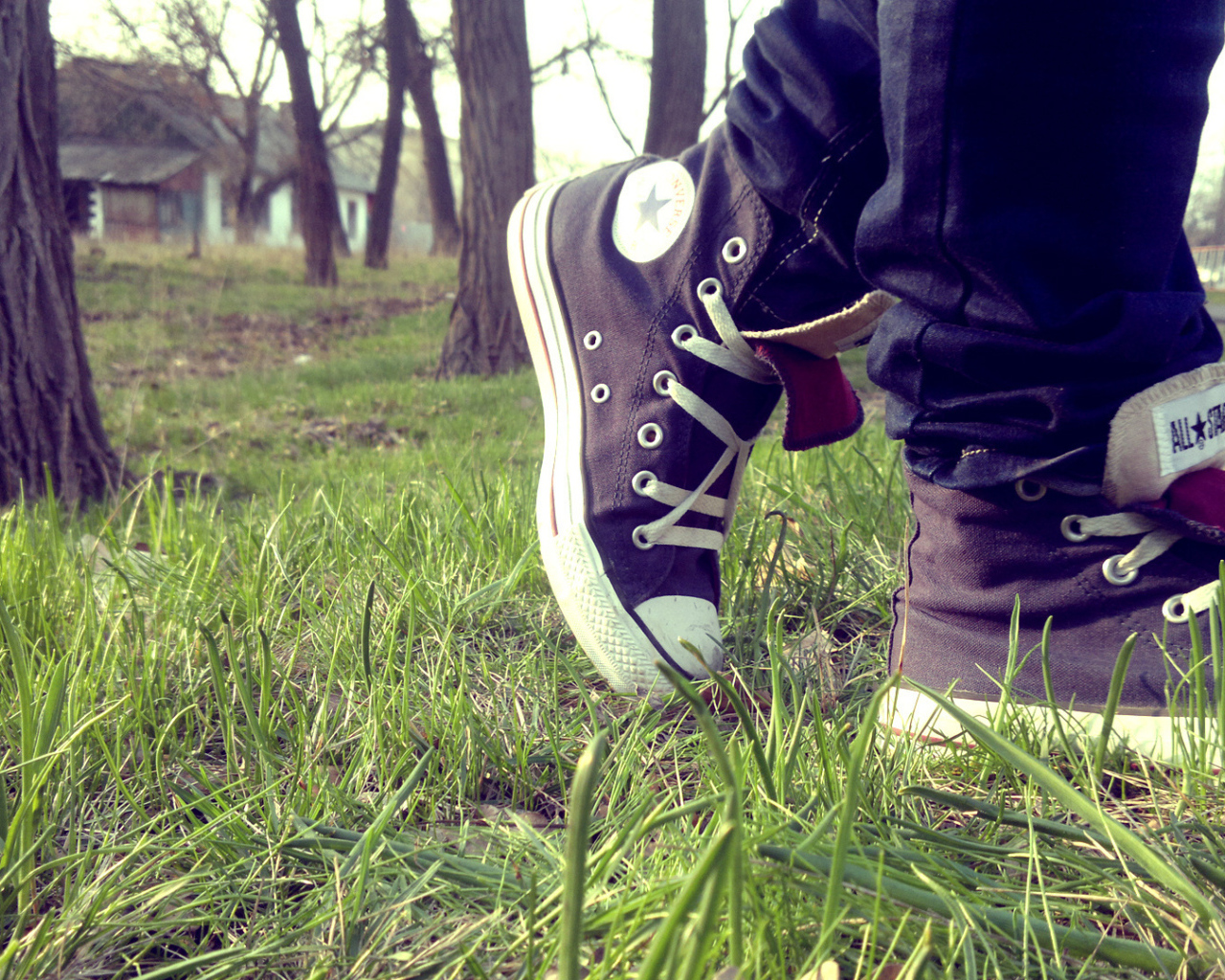 Прогулка в парке в кедах