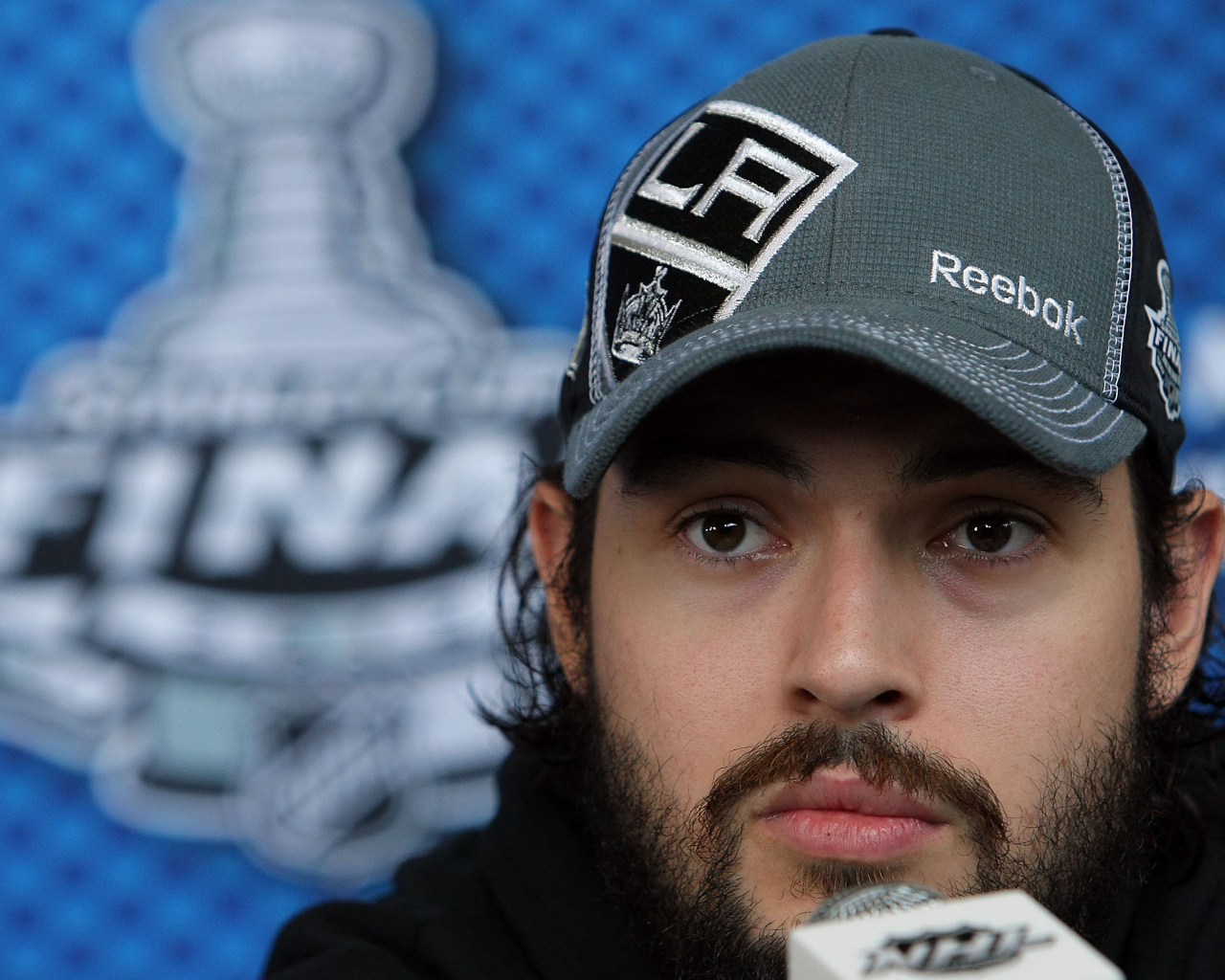 Лучший Хоккеист Дрю Даути крупным планом