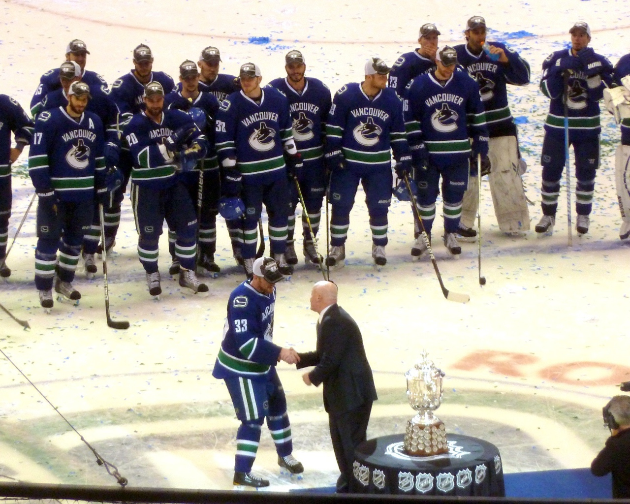 Лучший Хоккеист Ванкувера Хенрика Седина и его команда