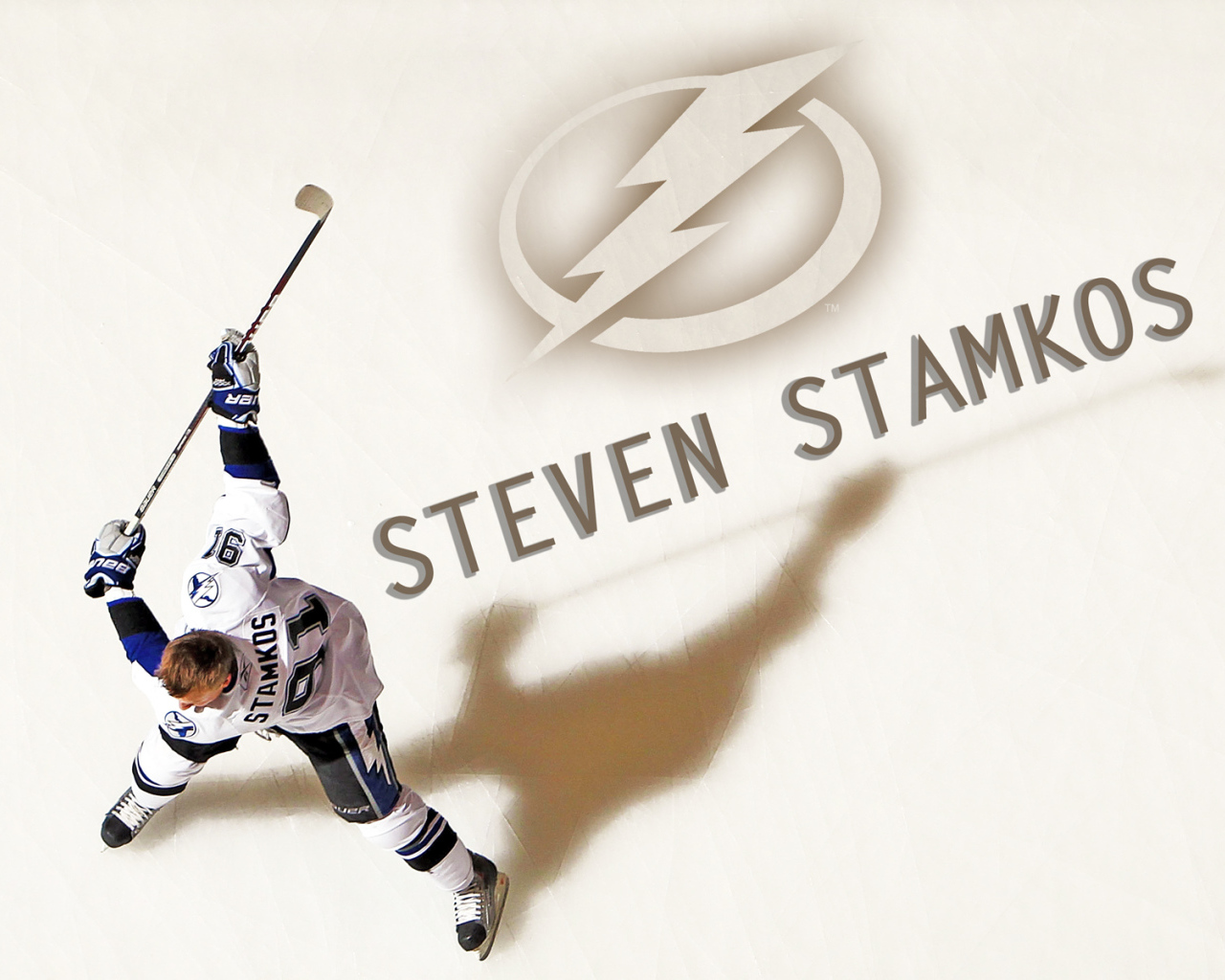 Хоккеист Тампа-Бэй Стивен Стэмкос на льду