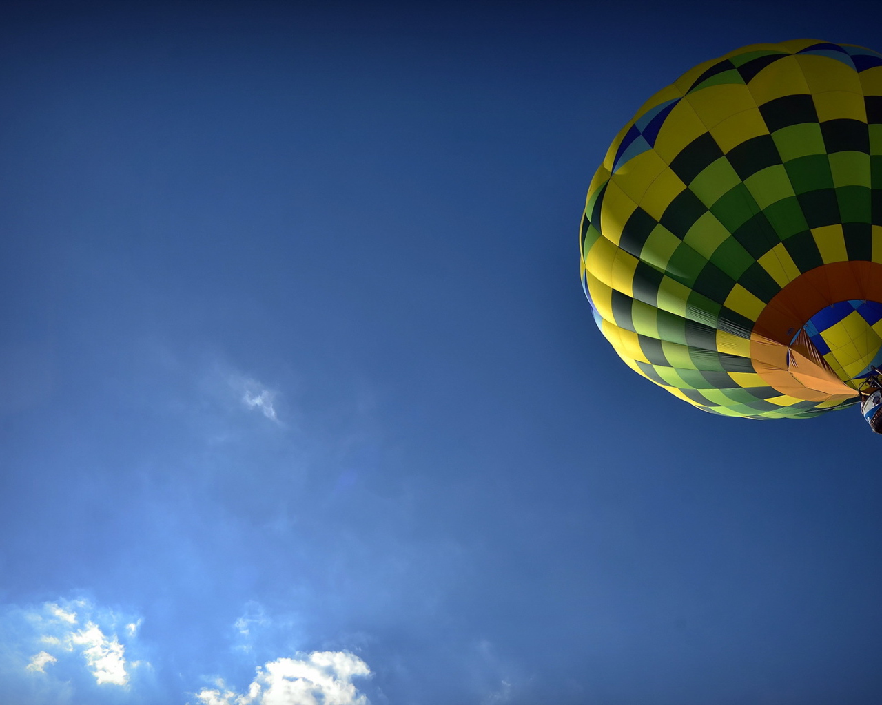 Воздушный шар в голубом небе