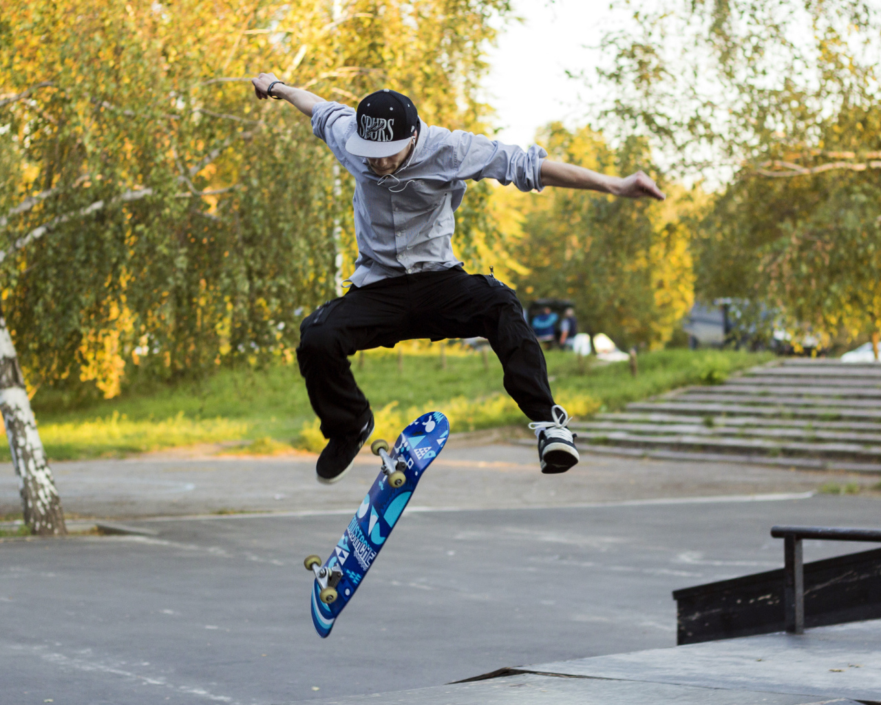 Прыжок в осеннем парке