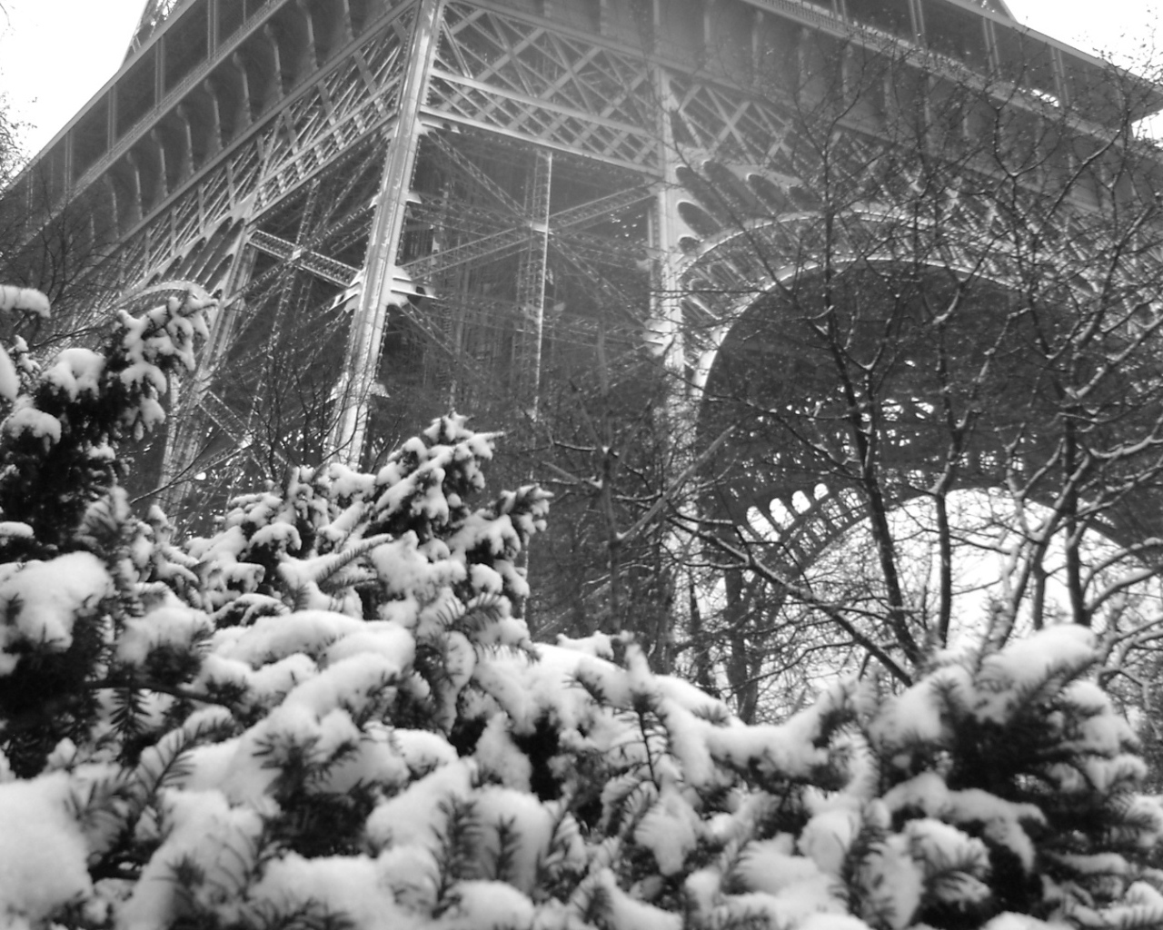 Snow in Paris, at the foot of the Eiffel Tower