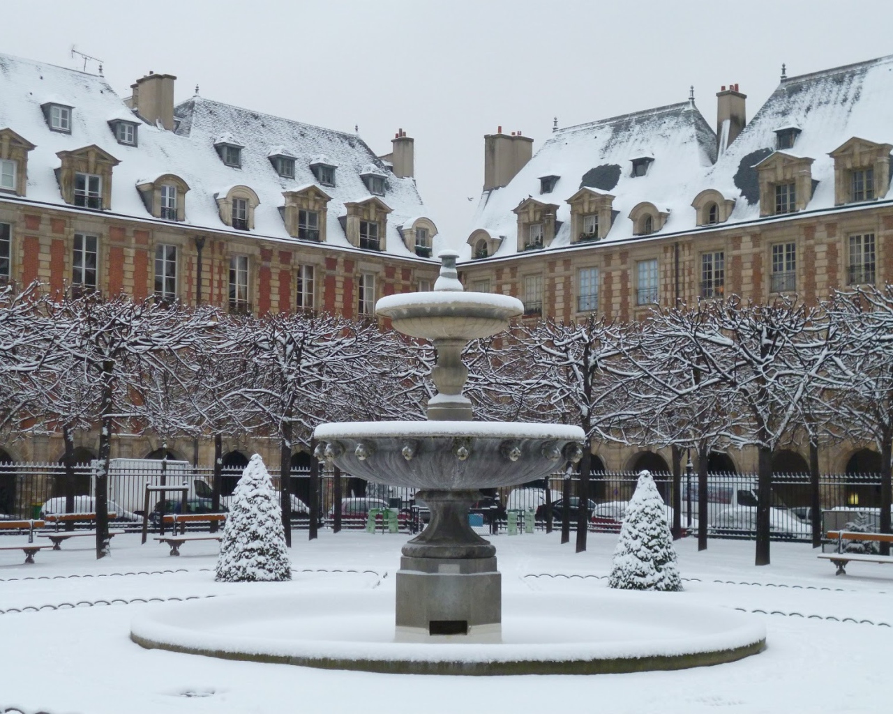 Snow in Paris around the fountain