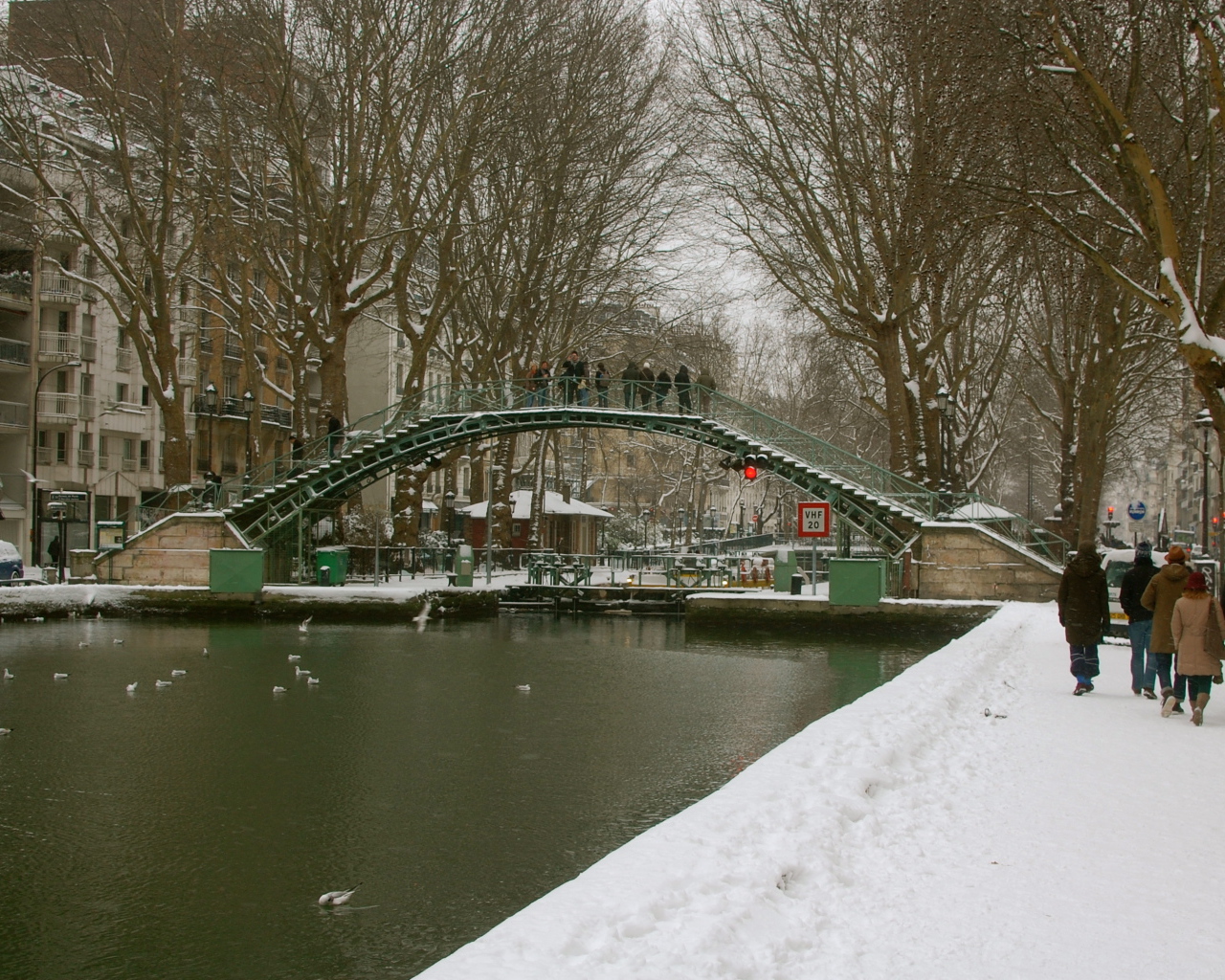 Снег в Париже мост через Сену