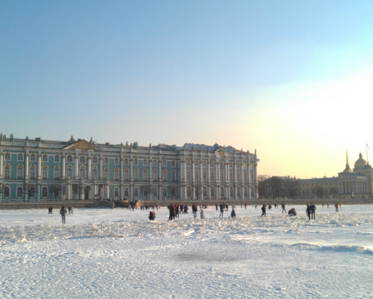 Снег в Санкт-Петербурге вокруг Эрмитажа