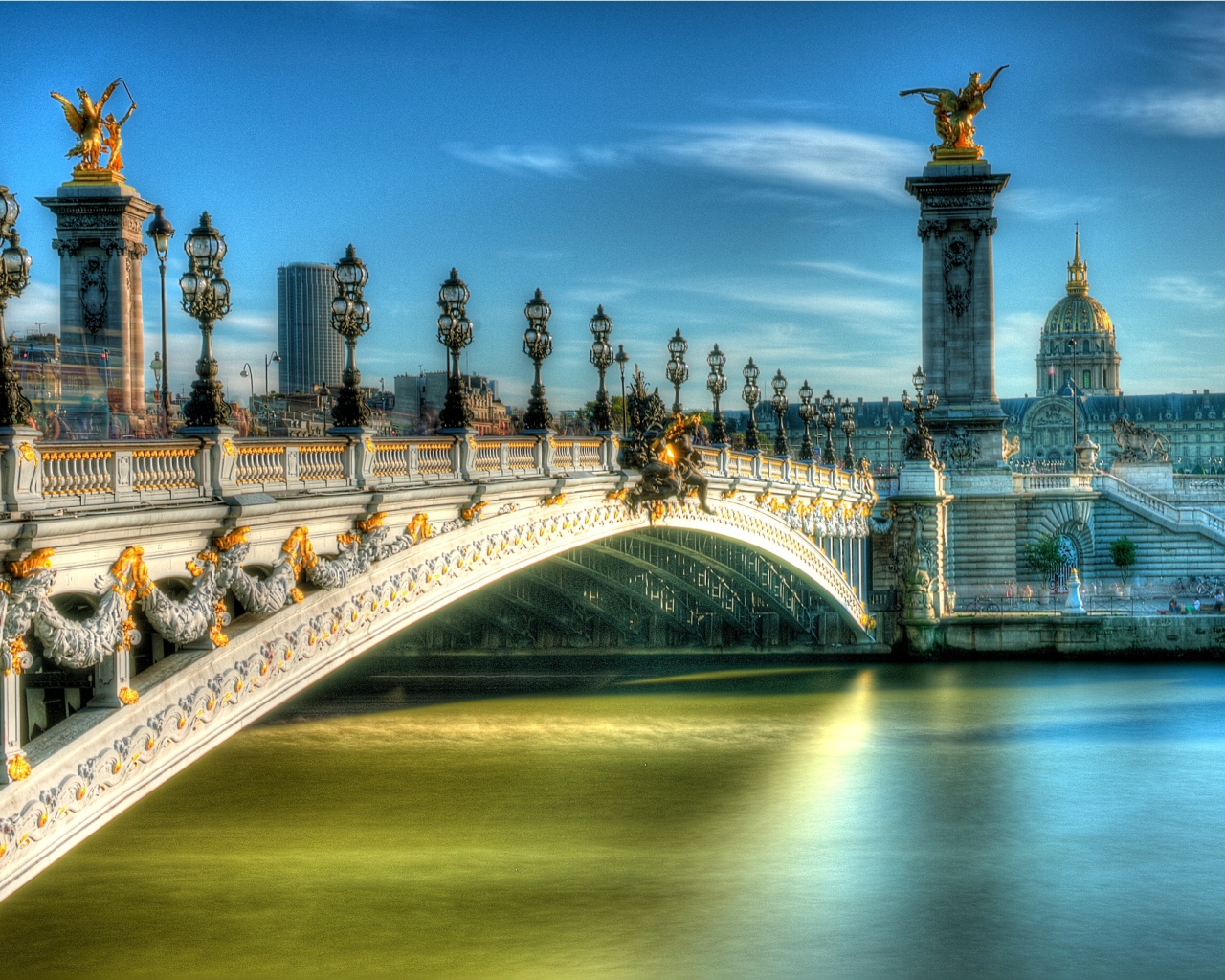 Мост через реку в Париже