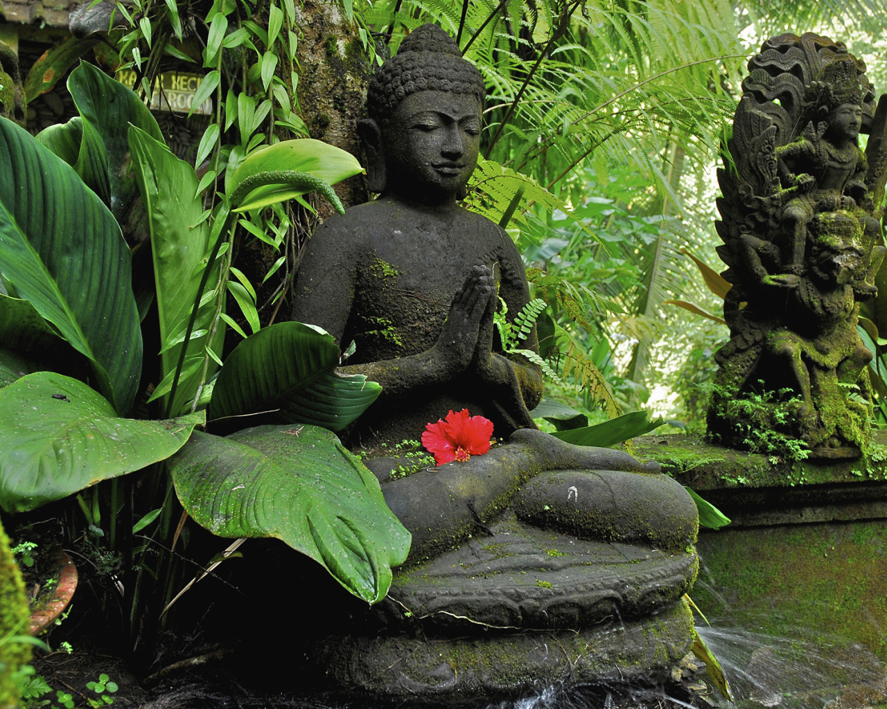Будда в джунглях на Бали