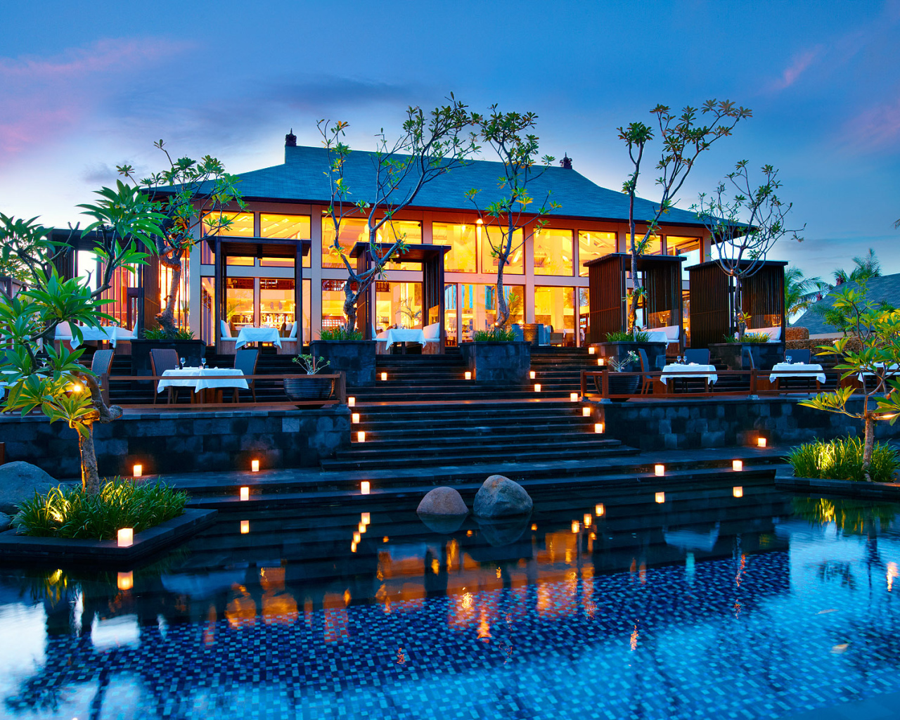 Вечерние огни отеля на Бали