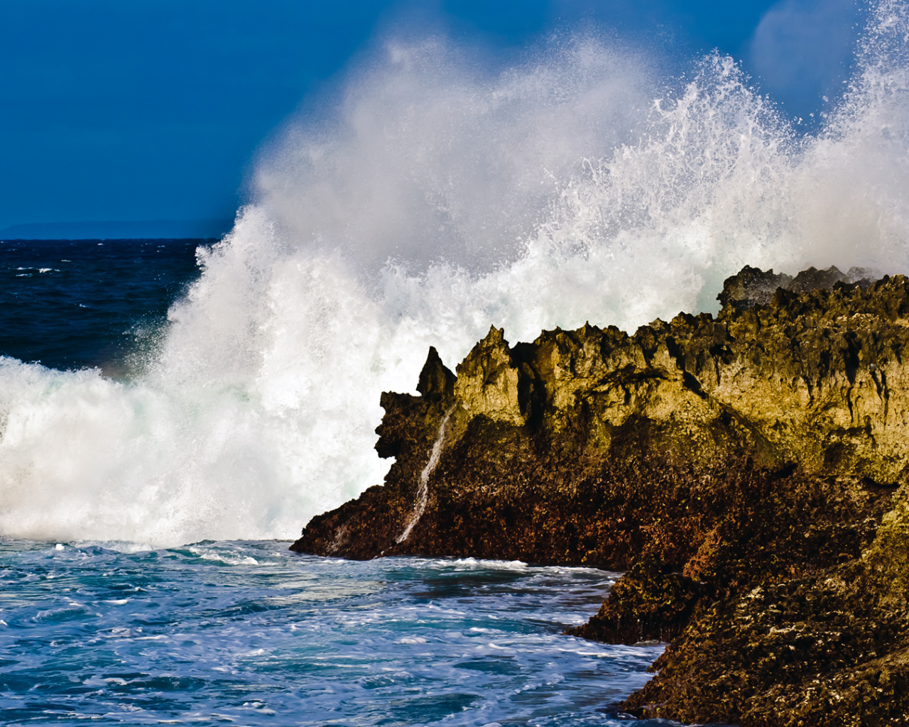 Скалистый берег Бали