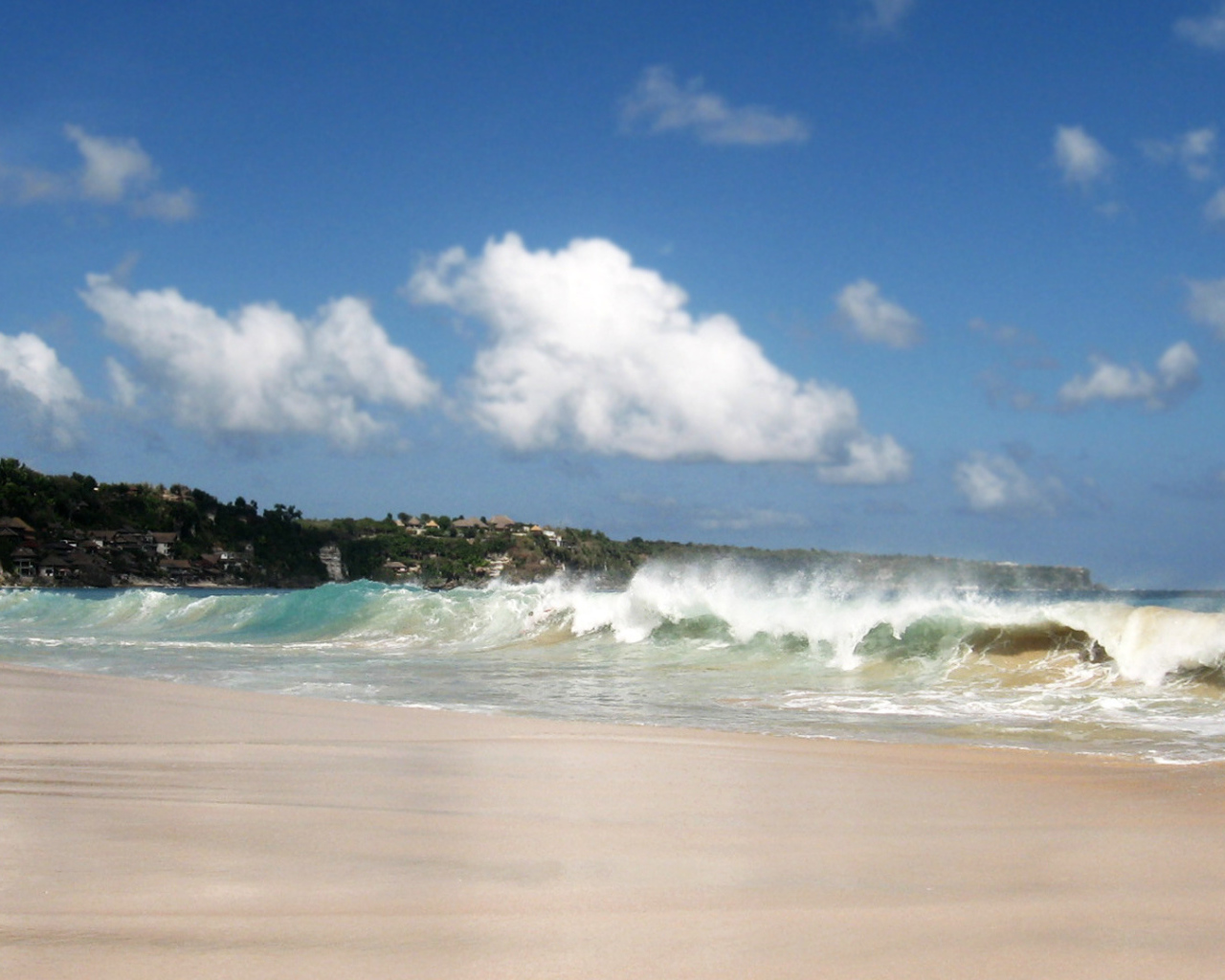 Волны прибоя на Бали