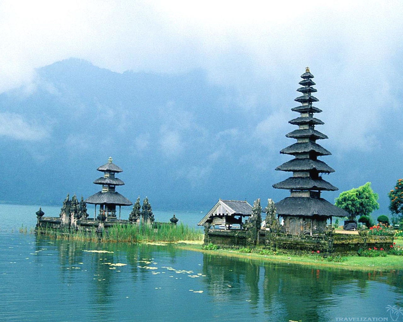 Храм среди воды на Бали