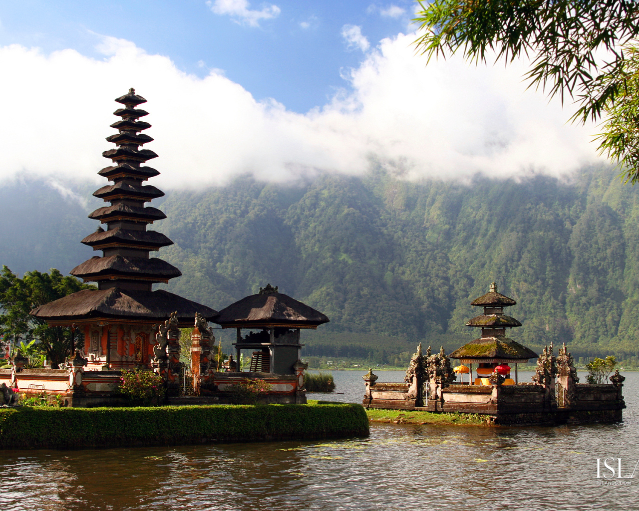 Храм на фоне гор на Бали