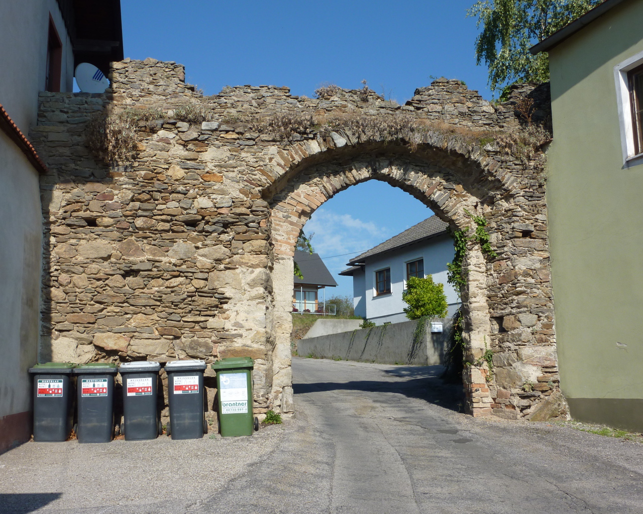 Старинная арка в городе Лэнгенфельд, Австрия