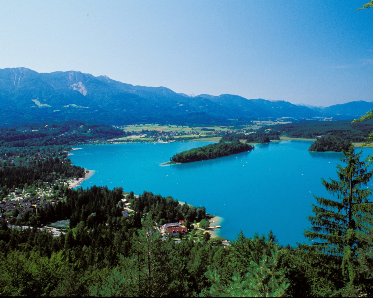 Красивое озеро на курорте Фаакер-Зее, Австрия