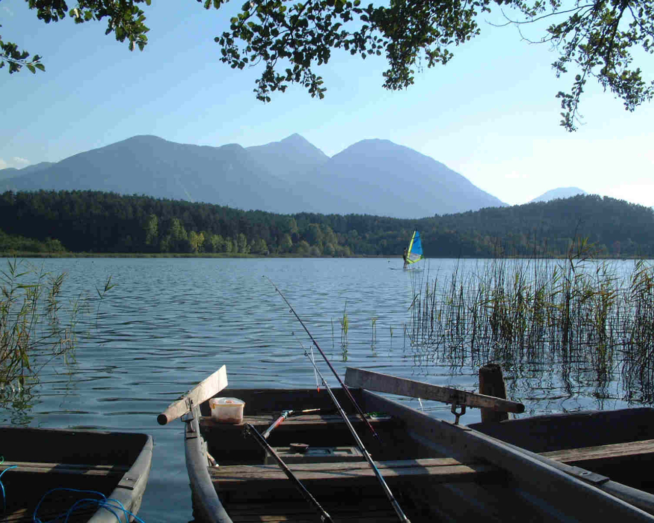 Лодка у берега озера Клопайнер Зее, Австрия