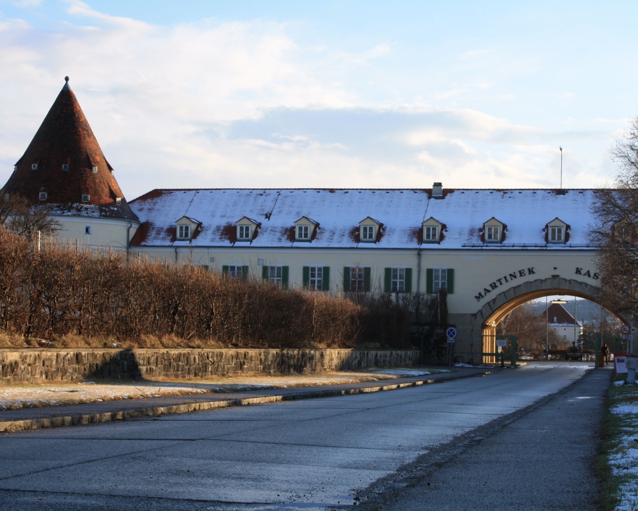 Здание с аркой на курорте Баден, Австрия
