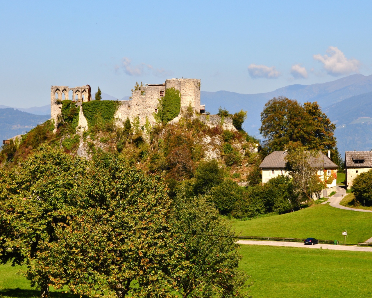 Развалины замка на курорте Фаакер-Зее, Австрия