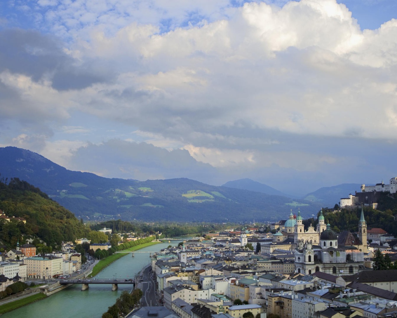 Город среди гор Зальцбург, Австрия