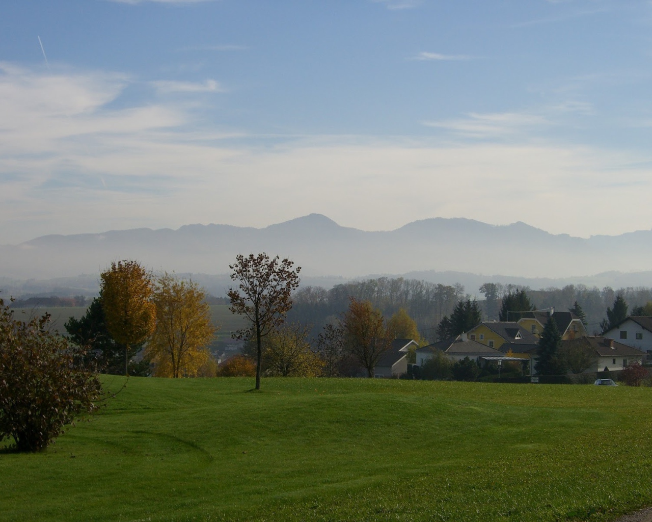 Город на фоне гор на курорте Бад Халль, Австрия