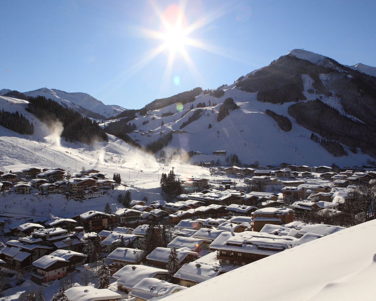 Город на горнолыжном курорте Заальбах Хинтерглем, Австрия