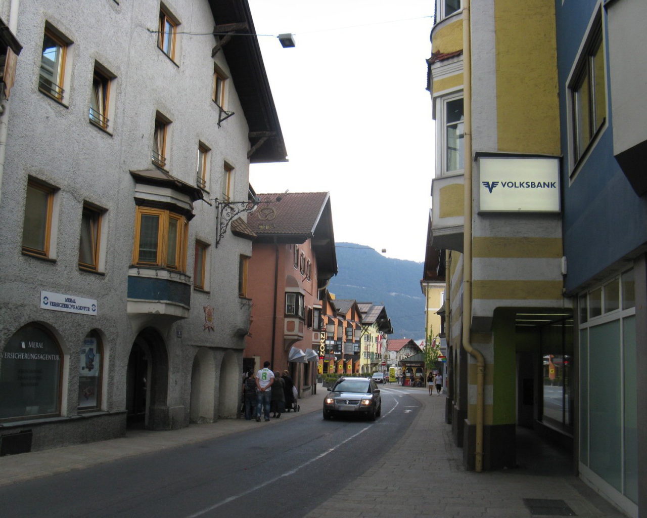 Городская улица на курорте Тельфс-Бюхен, Австрия