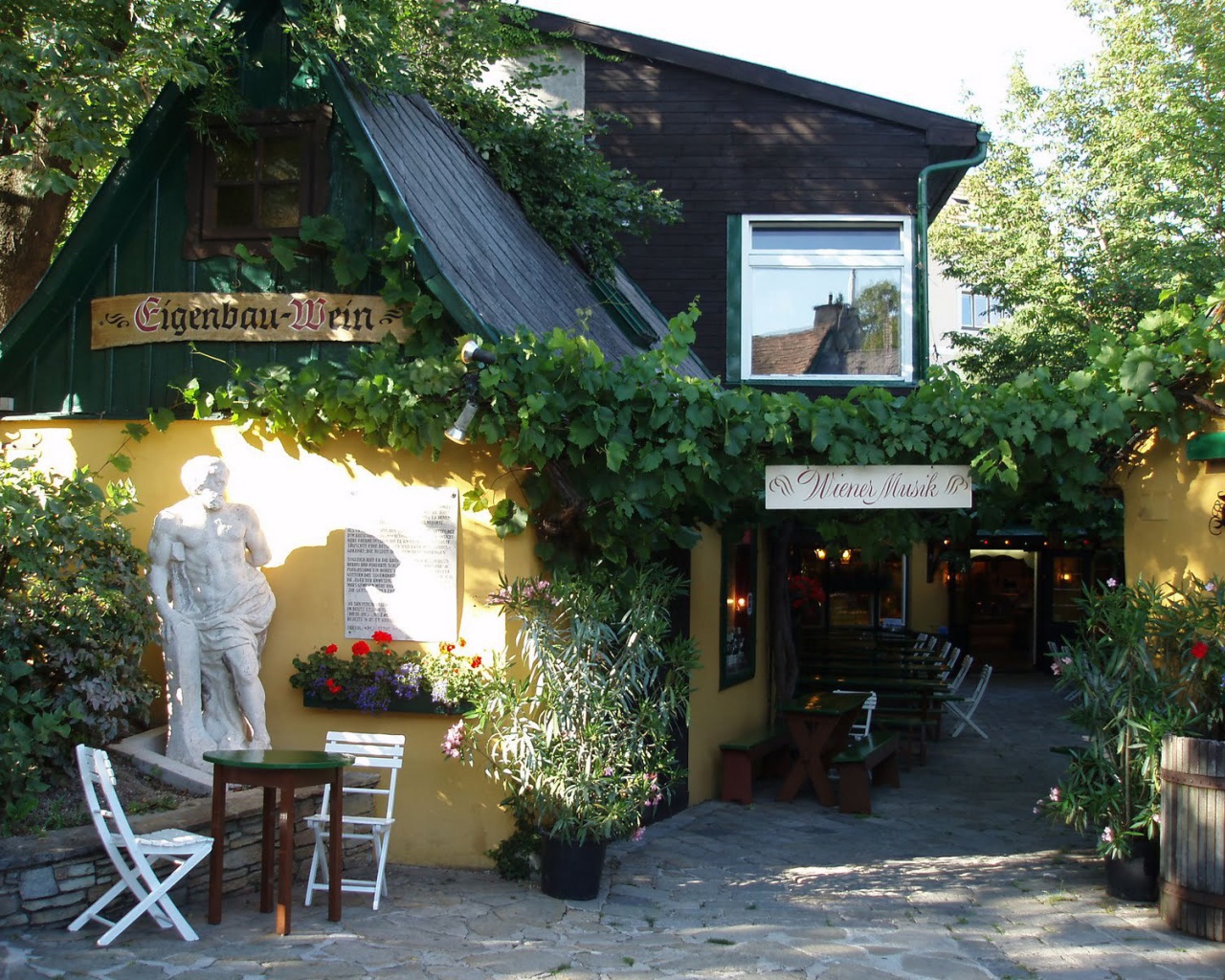 Уютное кафе в городе Нойштифт, Австрия