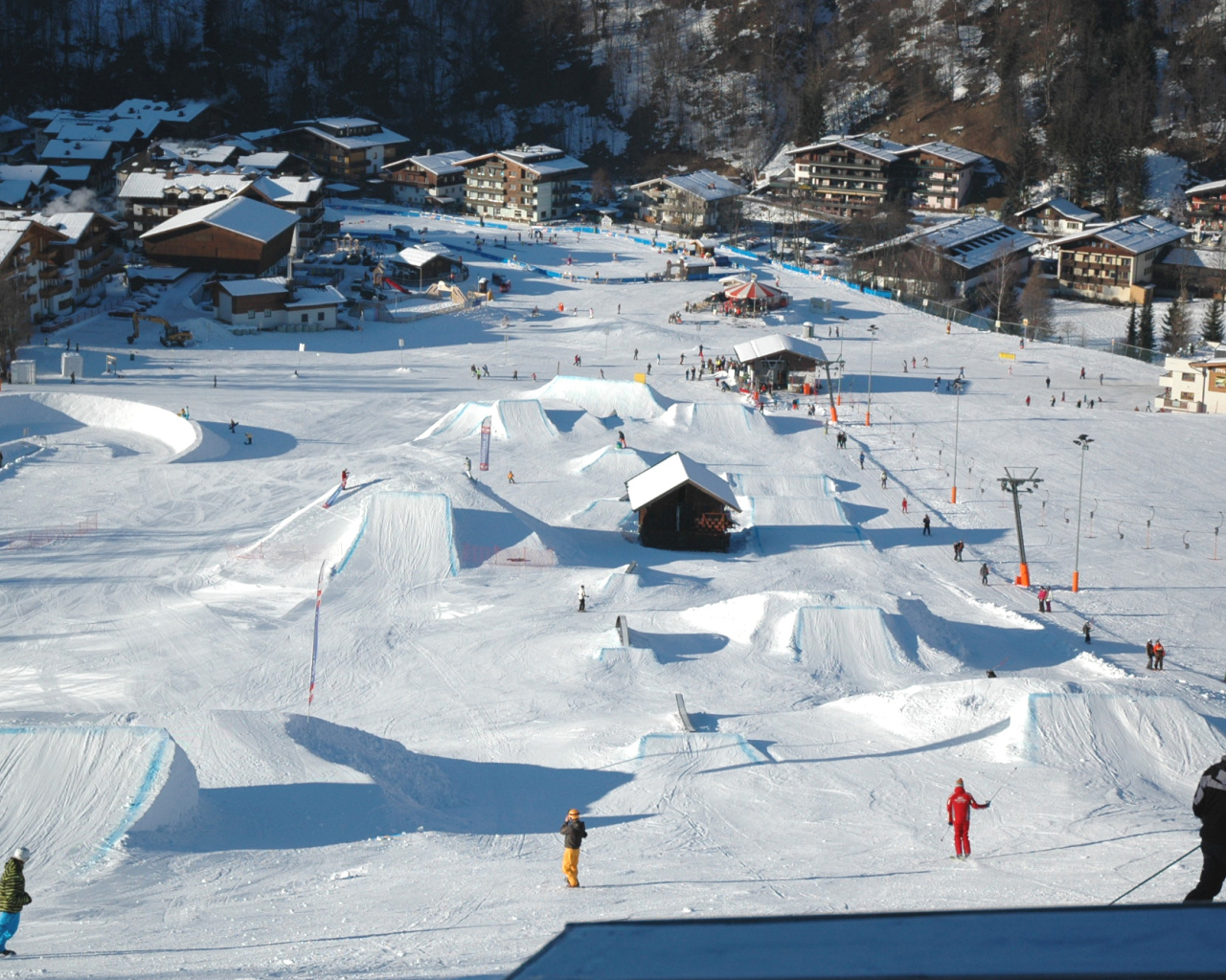 Спуск на лыжах на горнолыжном курорте Заальбах Хинтерглем, Австрия