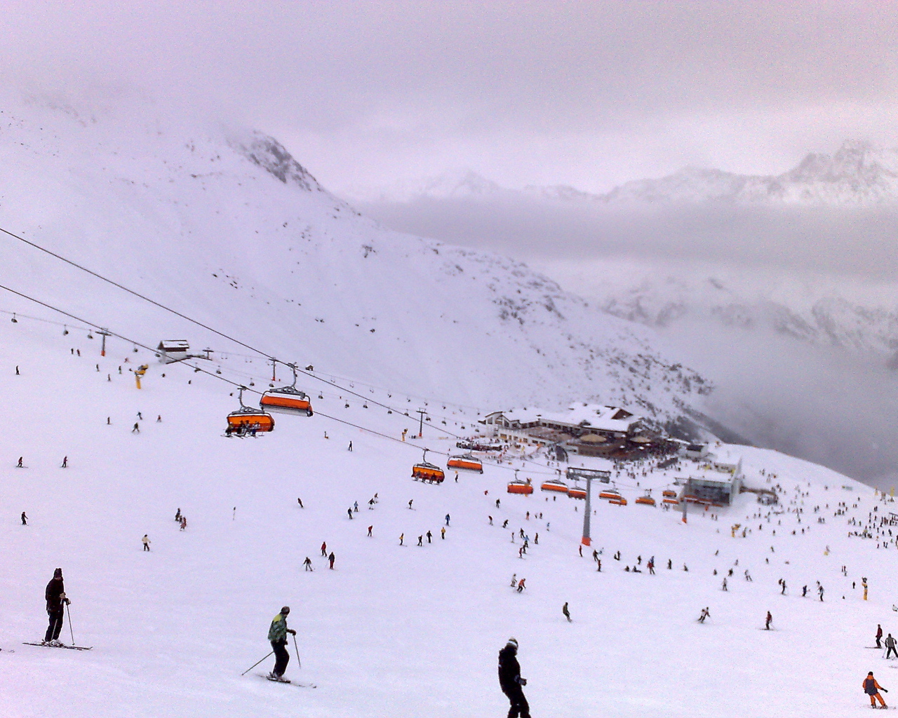 Спуск на лыжах на горнолыжном курорте Зёльден, Австрия