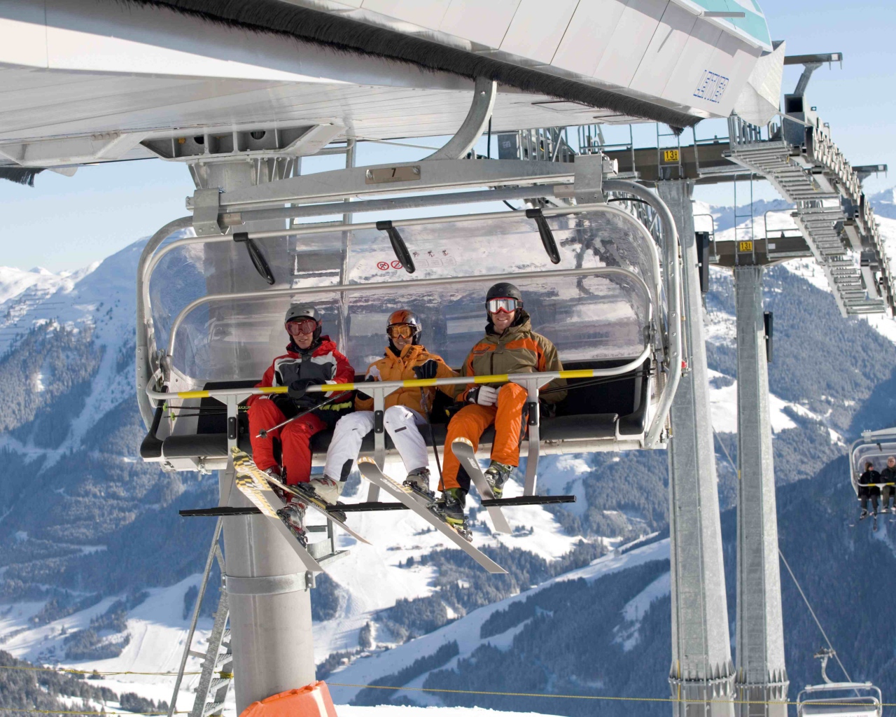 Катание на подъемнике на горнолыжном курорте Заальбах Хинтерглем, Австрия