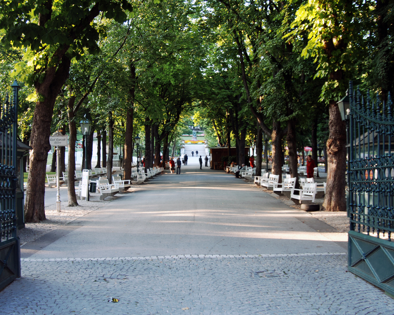 Вход в парк на курорте Баден, Австрия